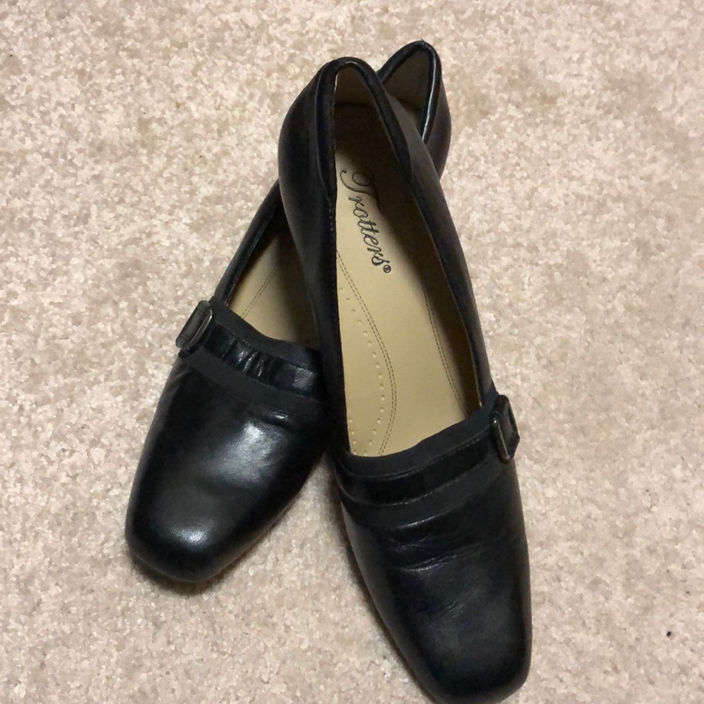 Black pumps